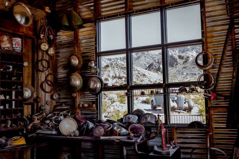 cordonnerie-SANARY SUR MER-min_shop_window_part_junk_abandoned-138873